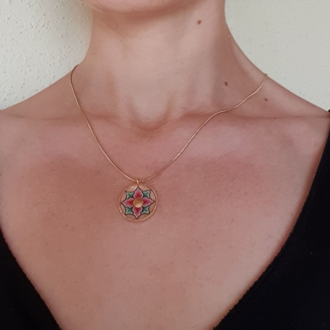 Collana con fiori rosa o blu su catena d'oro