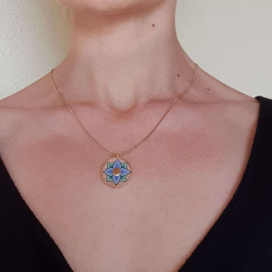 Collana con fiori rosa o blu su catena d'oro