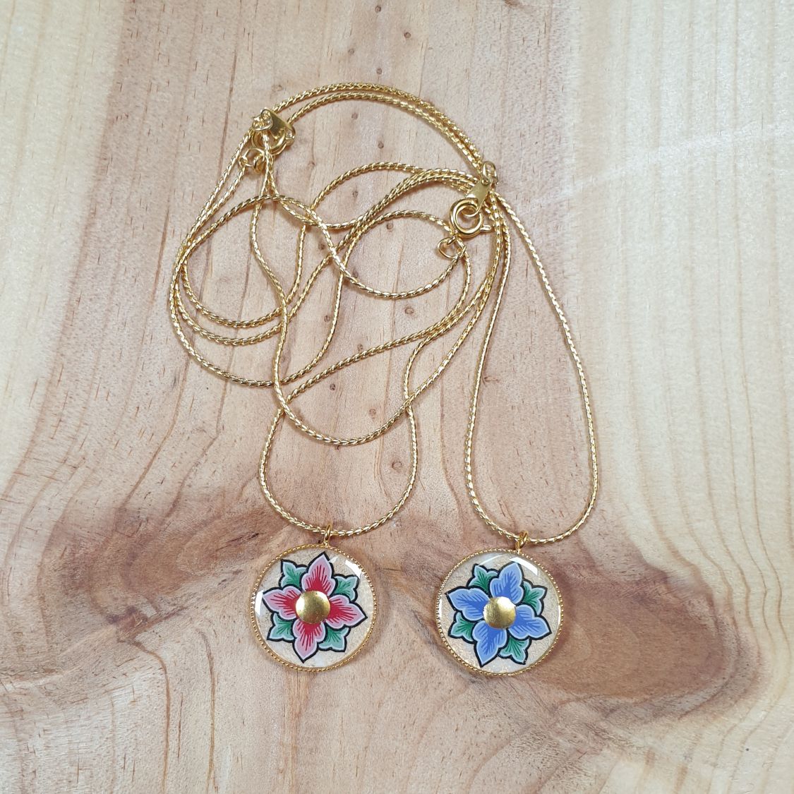 Collana con fiori rosa o blu su catena d'oro