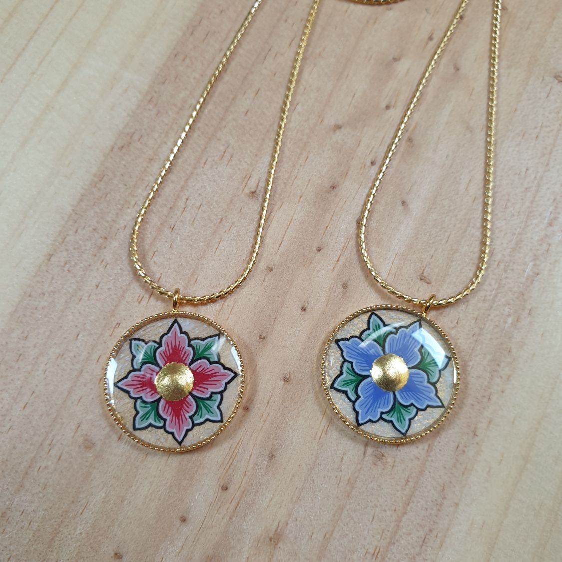 Collana con fiori rosa o blu su catena d'oro