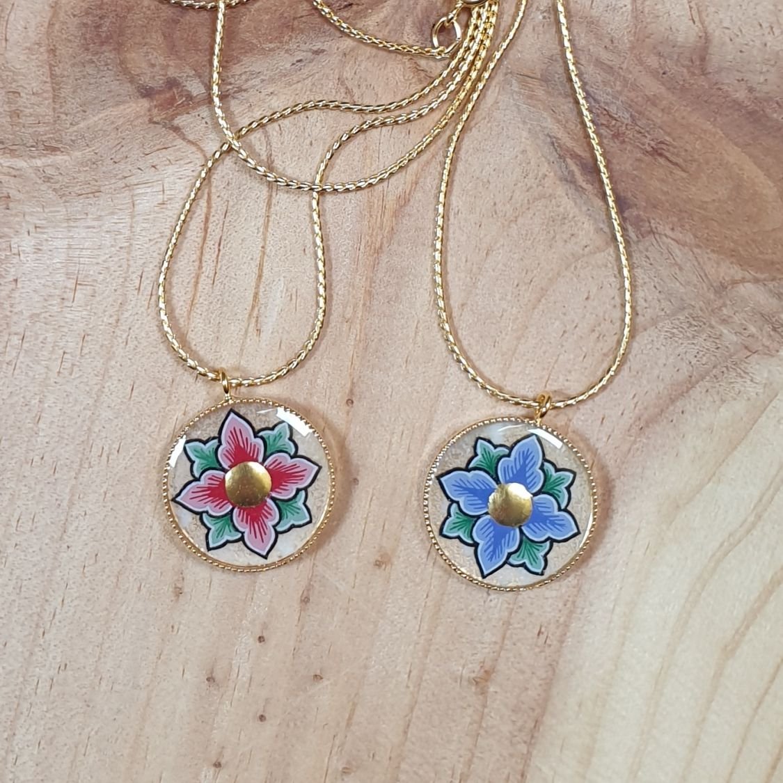 Collana con fiori rosa o blu su catena d'oro