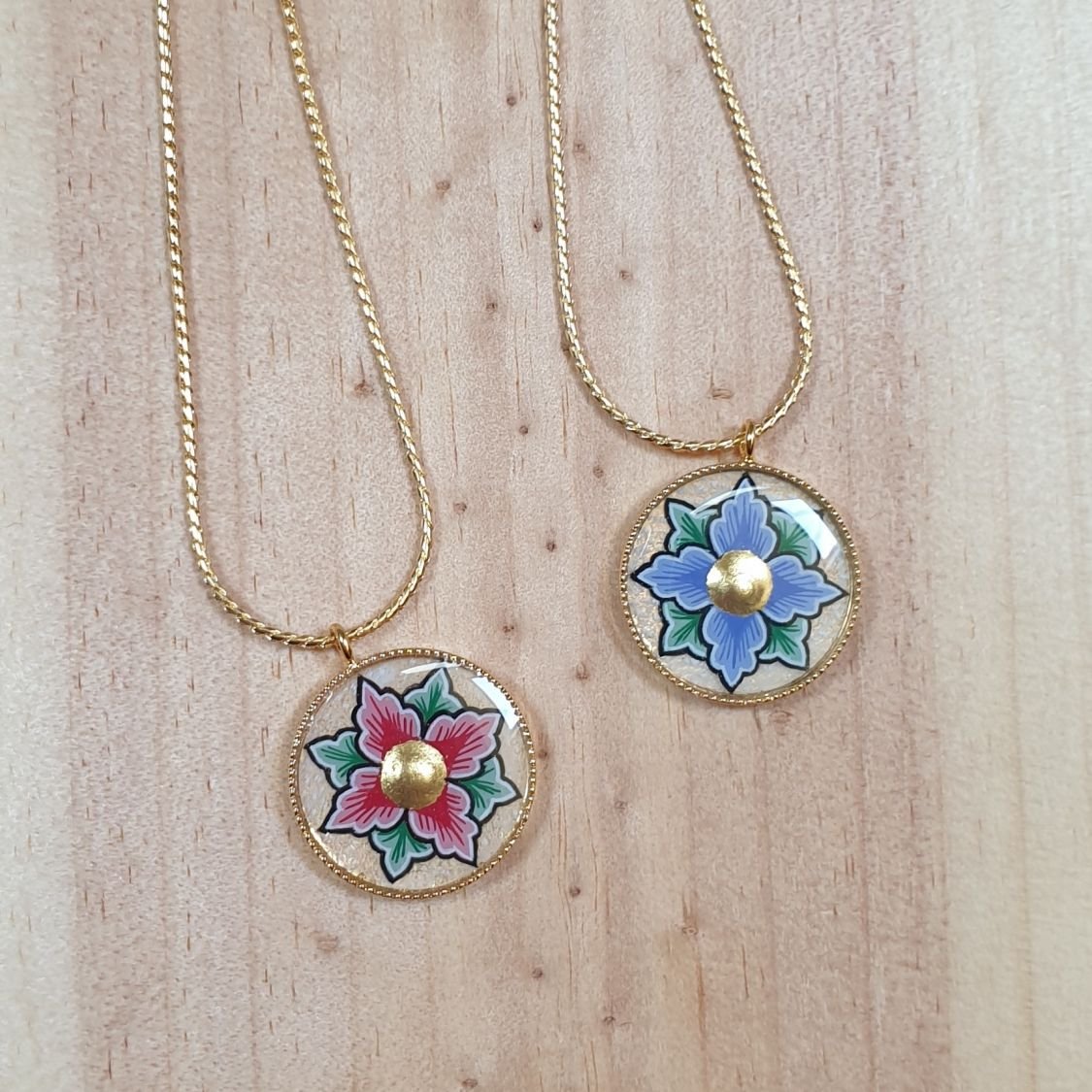 Collana con fiori rosa o blu su catena d'oro