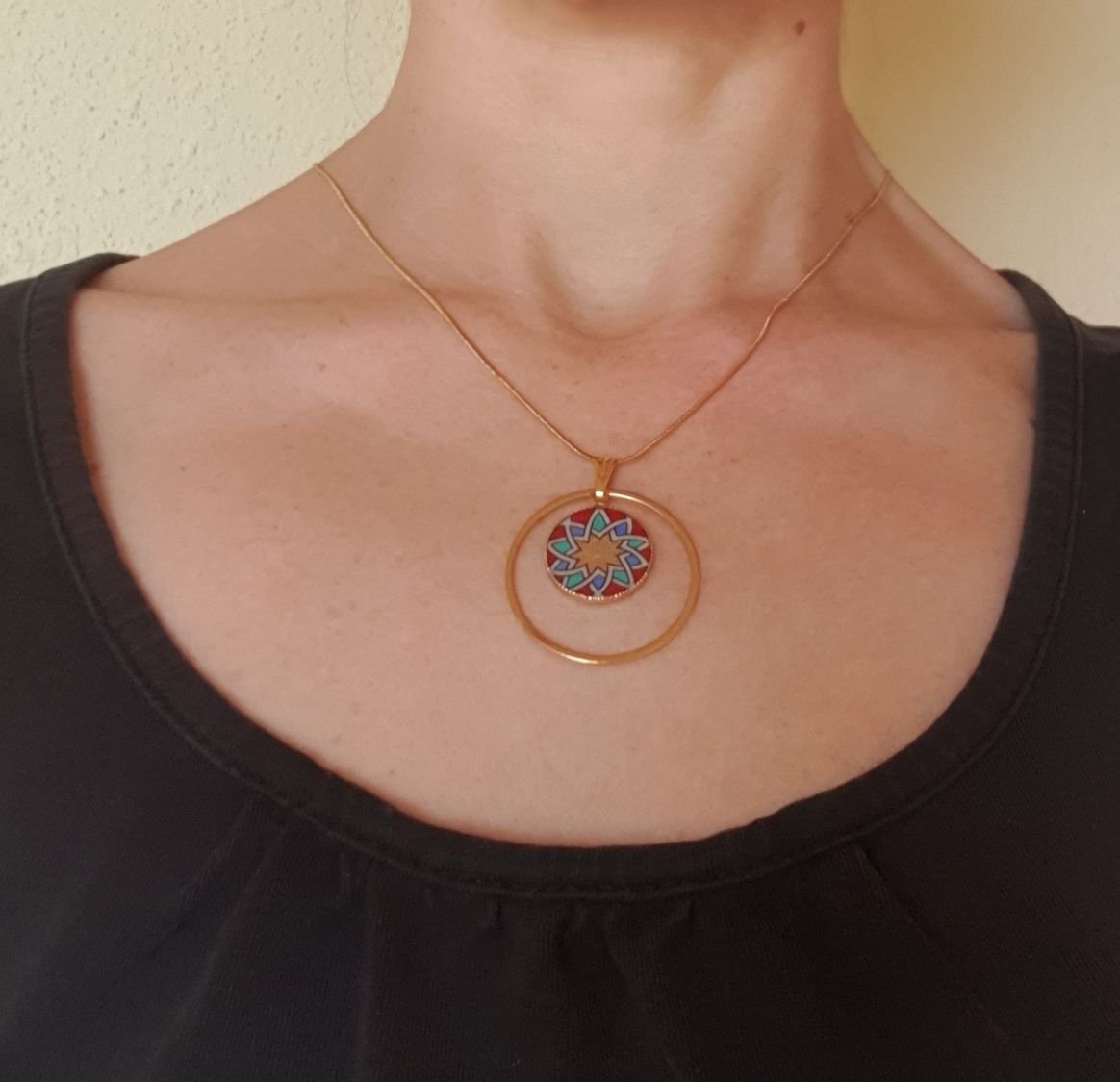 Collana con ciondolo a rosetta in oro/rosso/blu/verde su catena d'oro