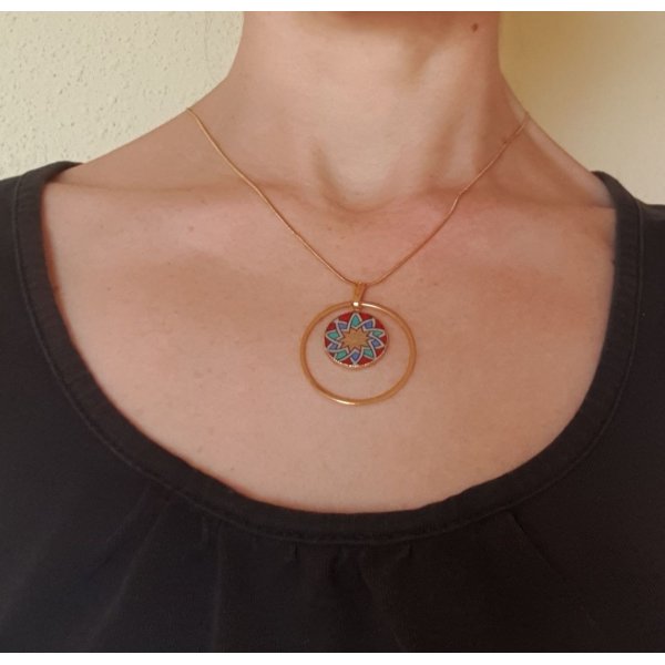 Collana con ciondolo a rosetta in oro/rosso/blu/verde su catena d'oro