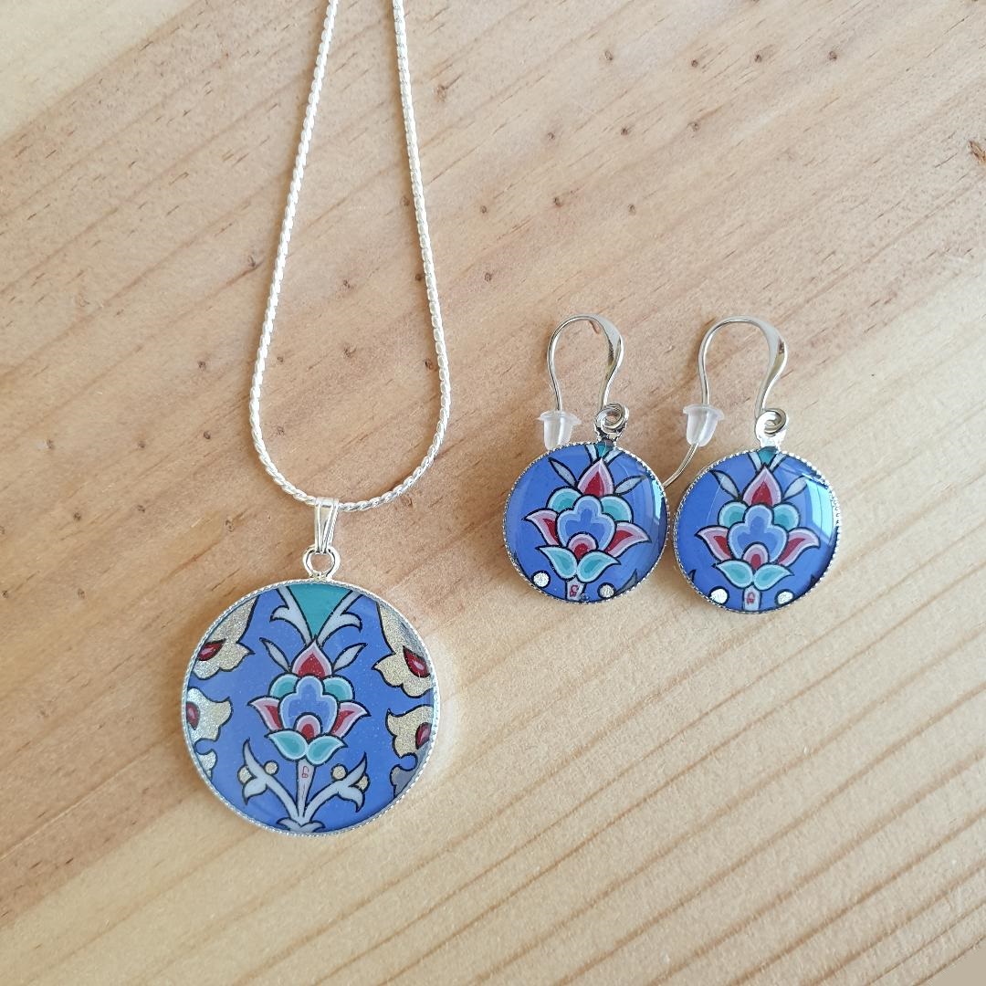 Collana con fiore e disegno arabesco blu/argento/verde/rosa su catena d'argento