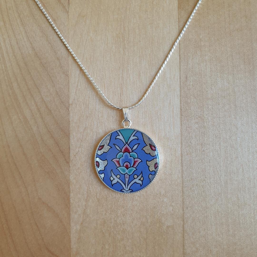 Collana con fiore e disegno arabesco blu/argento/verde/rosa su catena d'argento