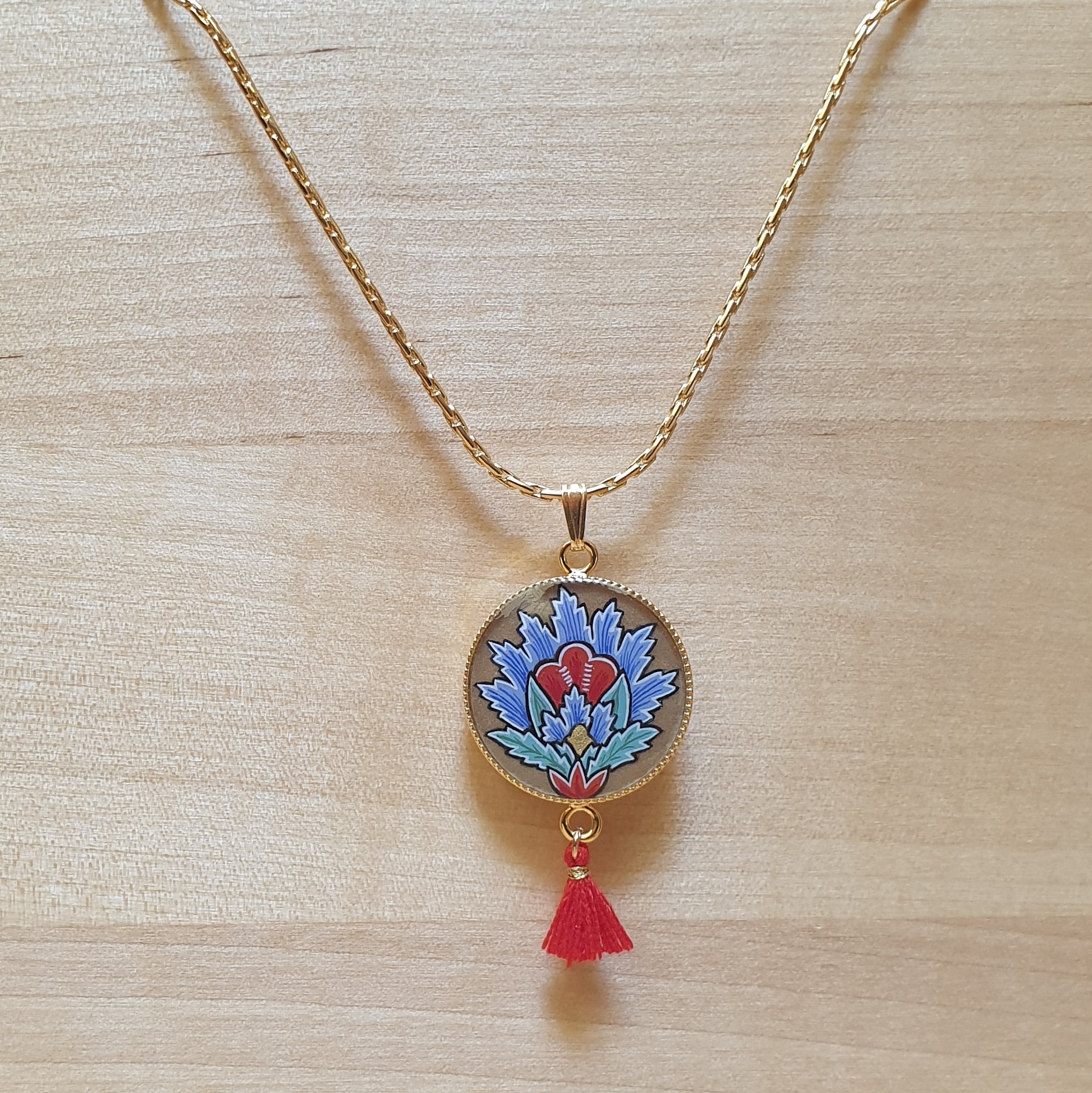 Collana con ciondolo a forma di fiore orientale blu illuminato