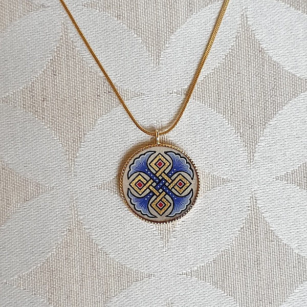 Collana con palmette blu, intrecci dorati e rossi su catena dorata