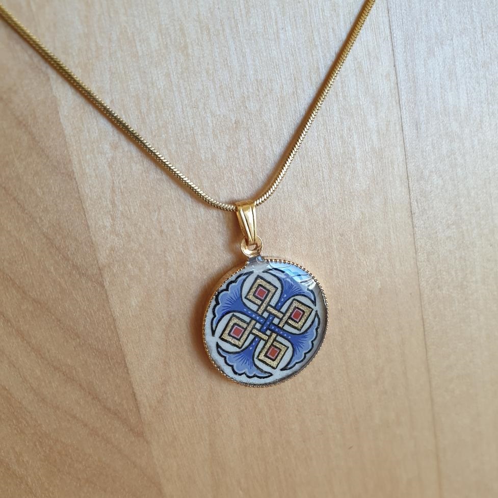 Collana con palmette blu, intrecci dorati e rossi su catena dorata