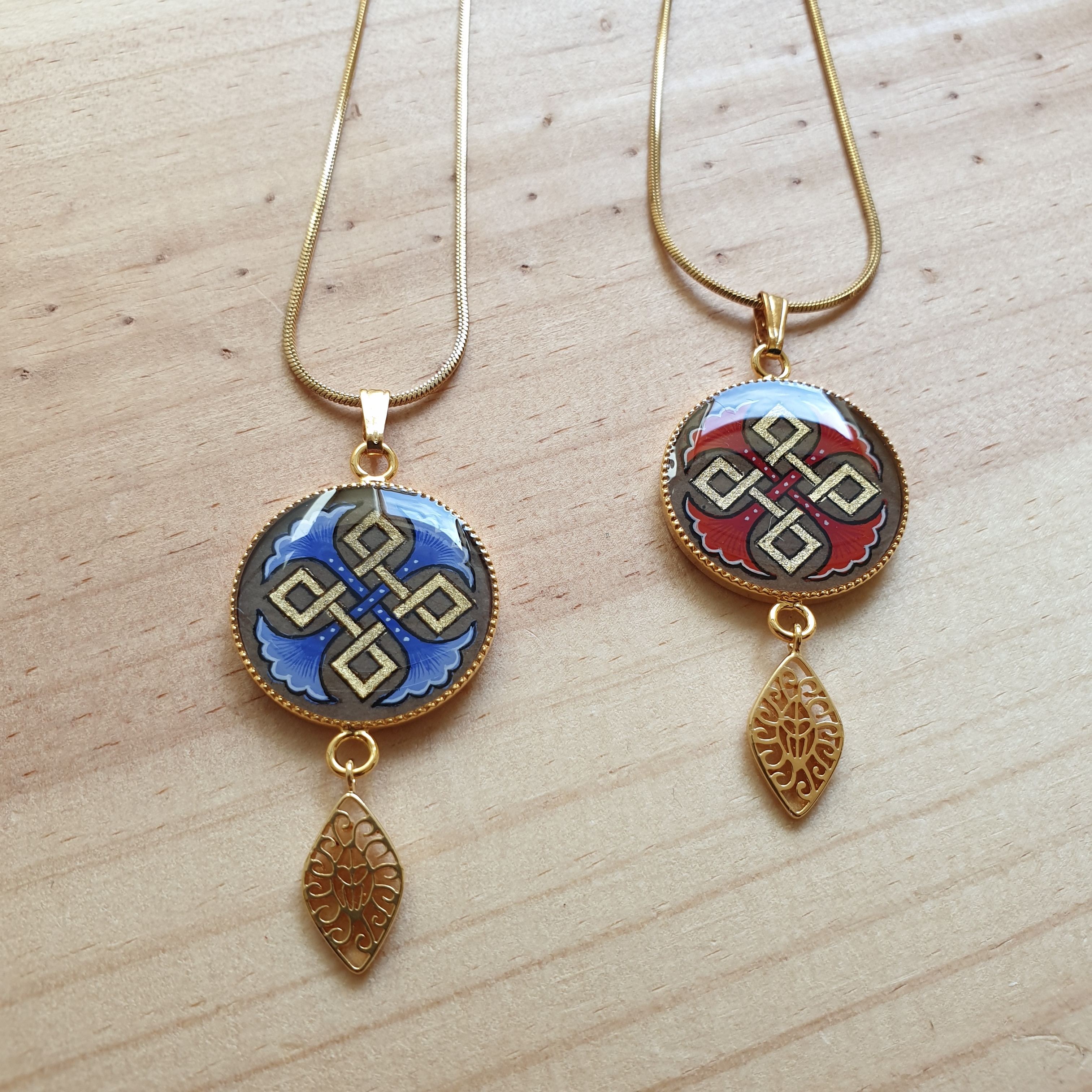 Collier pendentif palmettes et entrelacs or et bleu ou rouge