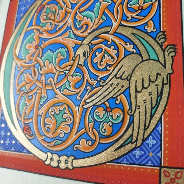 Lettera G miniata in stile romanico