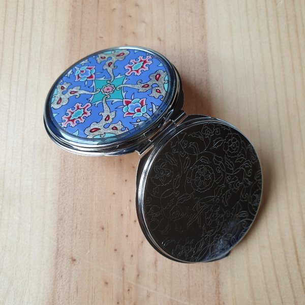 Specchio da borsa illuminato con fiori e arabeschi