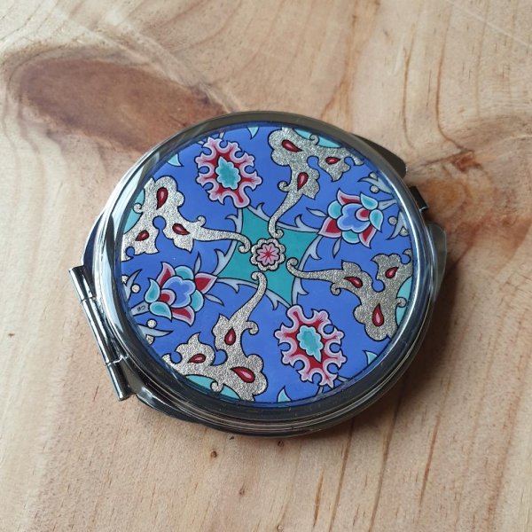 Specchio da borsa illuminato con fiori e arabeschi