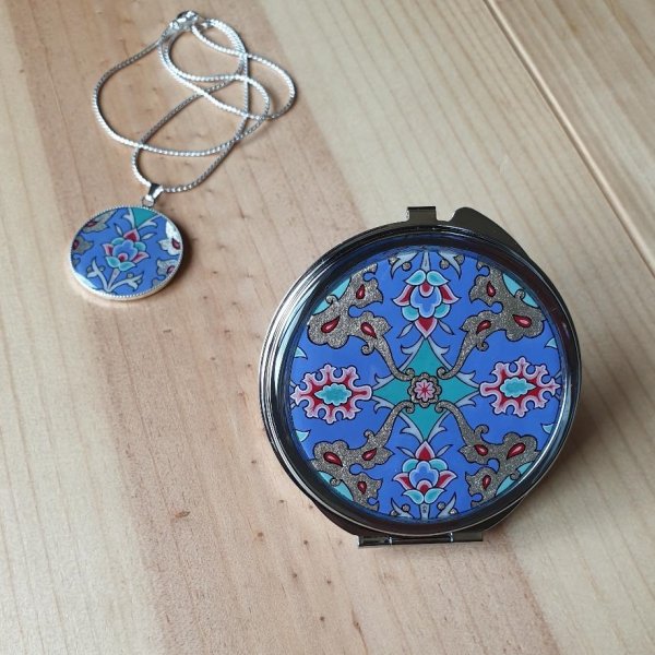 Specchio da borsa illuminato con fiori e arabeschi