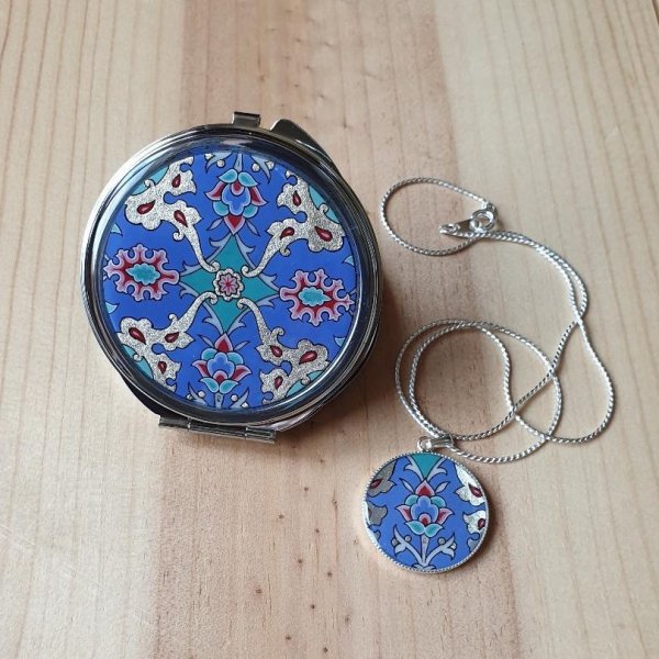 Specchio da borsa illuminato con fiori e arabeschi