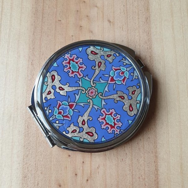 Specchio da borsa illuminato con fiori e arabeschi