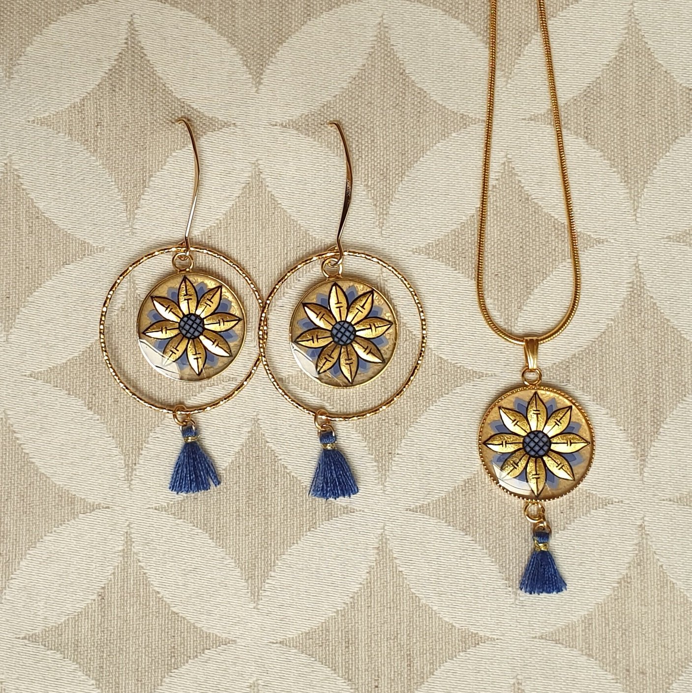 Parure boucles d'oreille et collier enluminure fleur or/bleue ou or/rouge