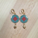 Boucles d'oreille pendantes enluminure motif végétal médiéval