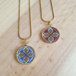 Collana con palmette blu, intrecci dorati e rossi su catena dorata