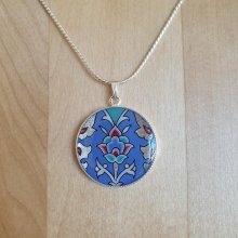 Collana con fiore e disegno arabesco blu/argento/verde/rosa su catena d'argento